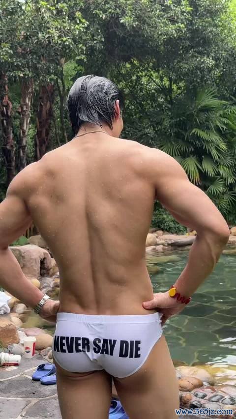 肌肉帅小伙端午假期度假拍浮爱游戏体育官网